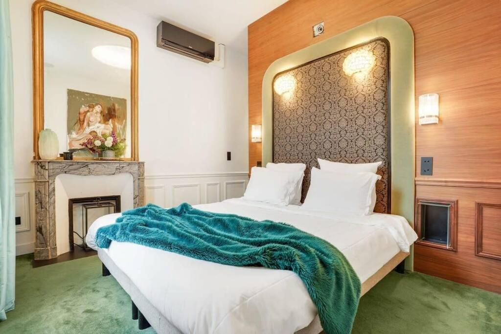 Luxurious Penthouse Close To Champs Elysees And Fr Appartement