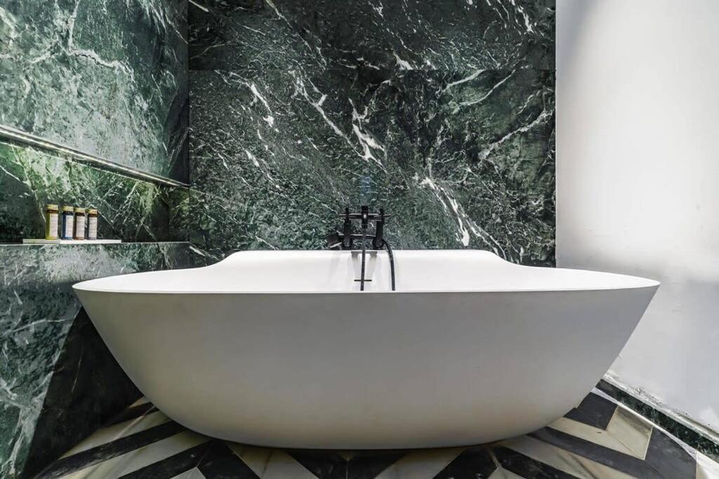 Luxurious Penthouse Close To Champs Elysees And Fr * Parijs