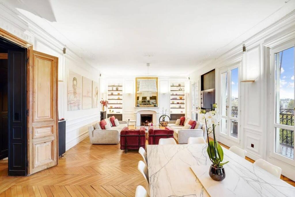 Luxurious Penthouse Close To Champs Elysees And Fr * Parijs